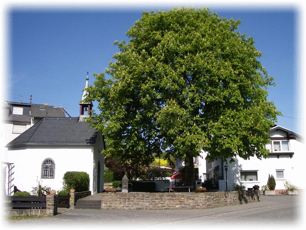 Abbildung des Dorfplatzes von Mariaroth. Zu sehen ist der Kastanienbaum und das alte Kapellchen vom ehemaligen Kloster zu Mariaroth.
